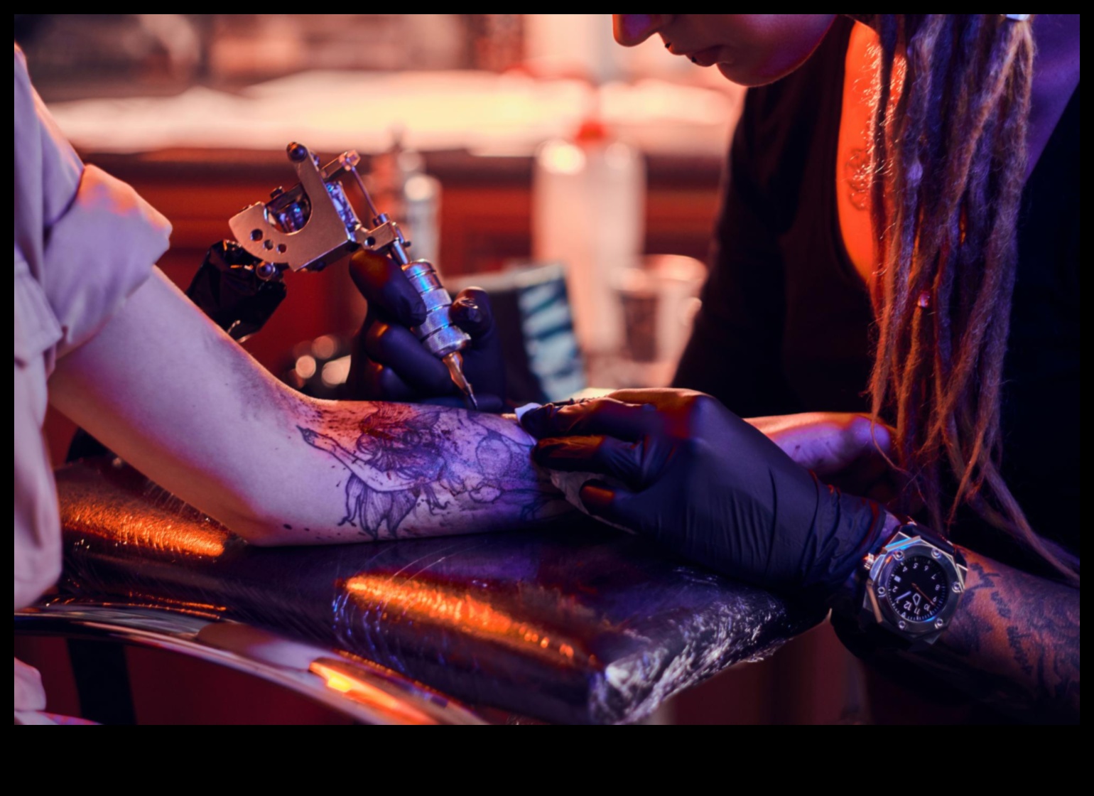 إعادة تعريف الواقع: الوشم الواقعي وراء الفن التقليدي