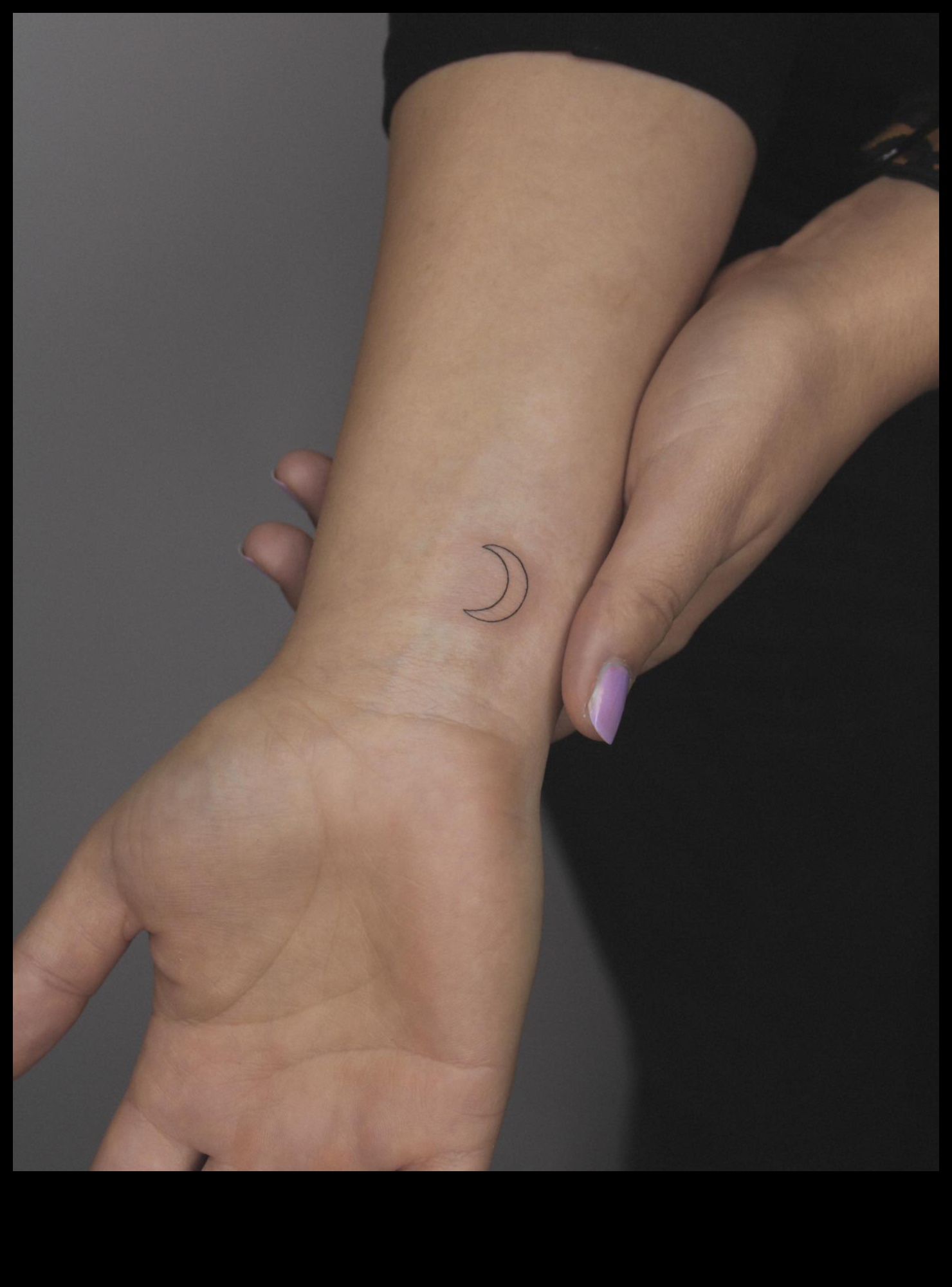 سحر خفية: وشم المعصم الأنيق لكل الأذواق