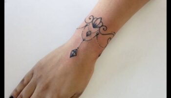 سحر خفية: وشم المعصم الأنيق لكل الأذواق