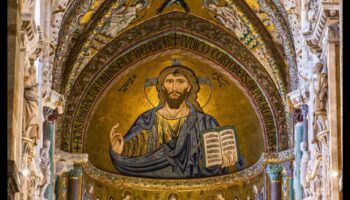 الأناقة الكنسية: فن الزخرفة الدينية في كنائس العصور الوسطى