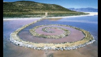 تراث فن الأرض: أعمال الحفر والمنحوتات البيئية