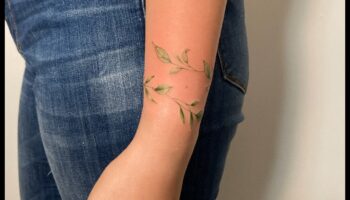 البساطة تتحدث: الكشف عن أناقة الوشم البسيطة